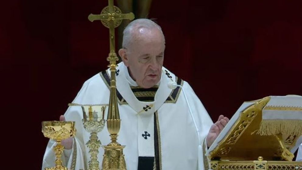 El Papa Francisco dicta la misa del viernes santo