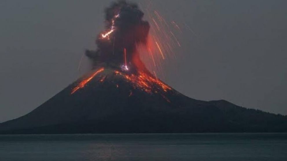La erupción del volcán Krakatoa en Indonesia