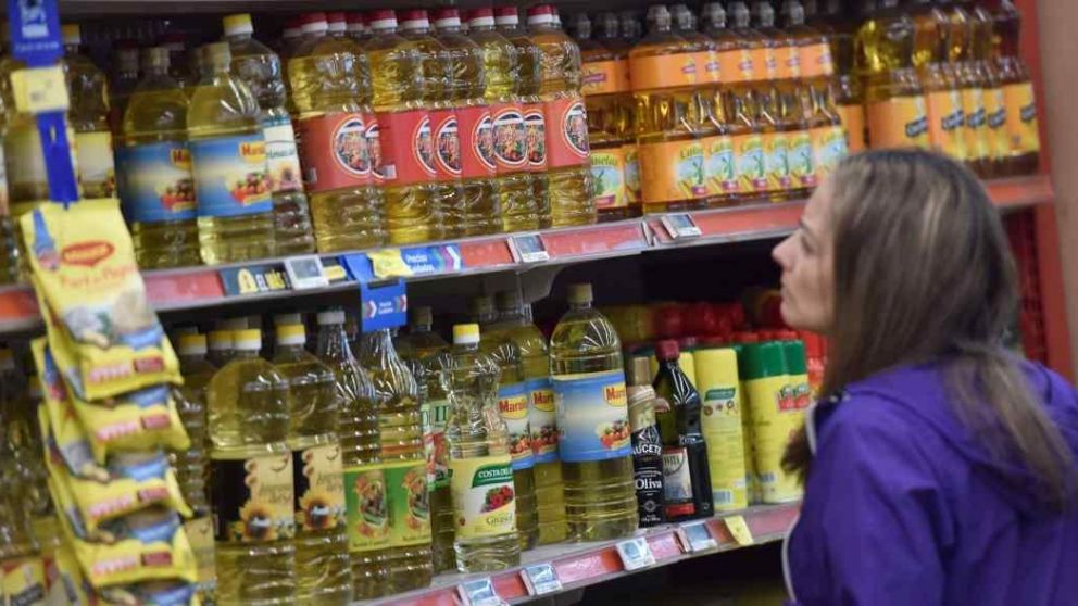 Alimentos y farmacias, los rubros que logran equilibrio en el derrumbe