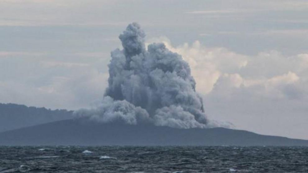 El volcán Anuk Krakatau de Indonesía entró en actividad despúes de haberse mantenido en quietud desde 1883