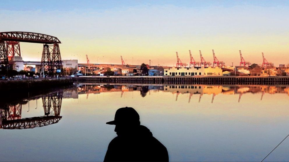 La baja afluencia de desechos permitió que las aguas del Riachuelo mostrarán un nuevo escenario