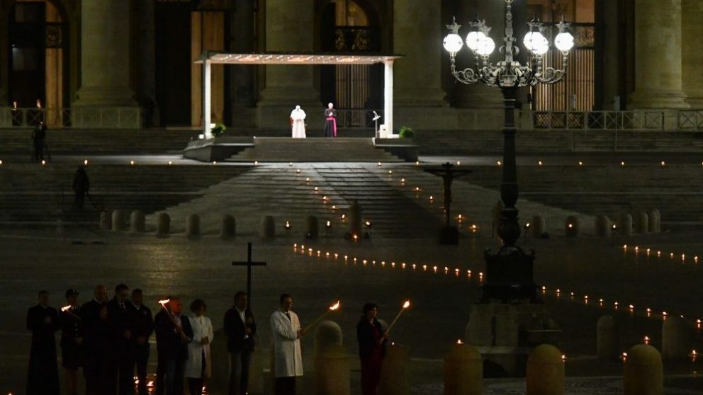 Francisco protagonizó un histórico Vía Crucis en una plaza vaticana vacía