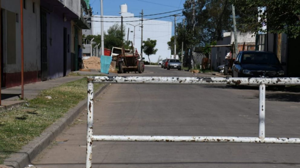 Los accesos al barrio correntino están bloqueados
