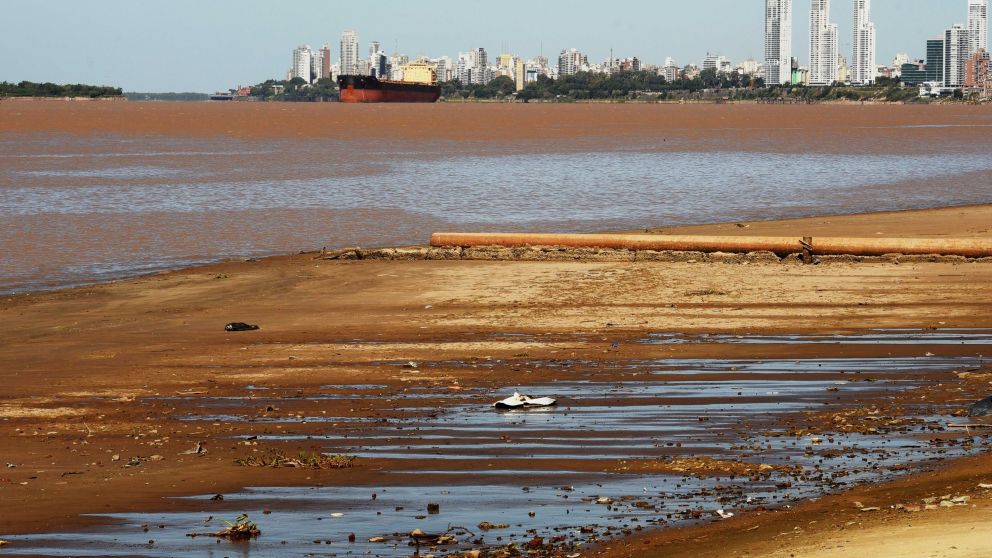 La bajante en Rosario complica la carga de los buques