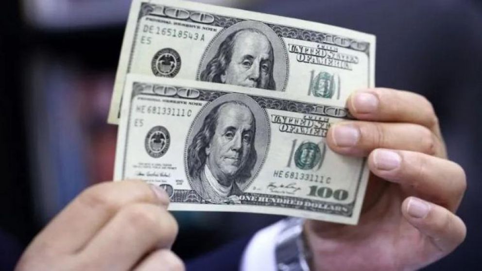 El dólar oficial recortó la suba y quedó a $5 del blue