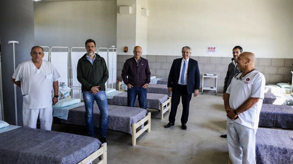 Alberto recorrió, junto a Grindetti, un hospital de campaña en Lanús