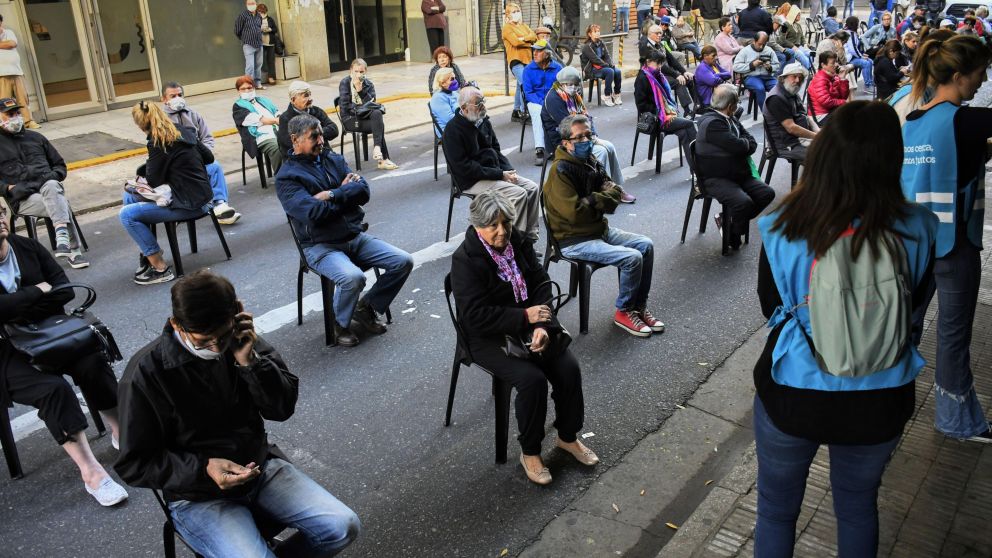 Palazzo pidió a intendentes y Defensa Civil que controlen las colas