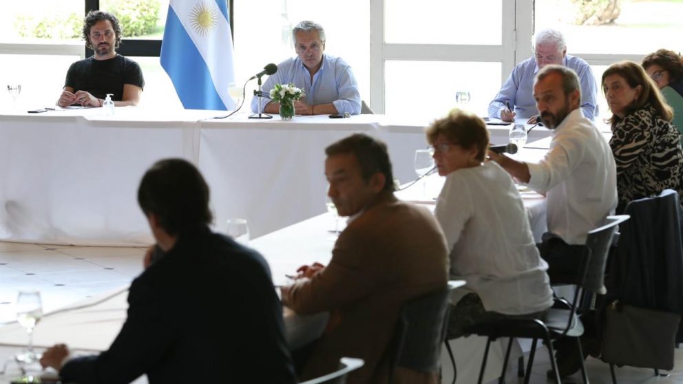 Al mediod�a, el jefe de Estado recibi� las recomendaciones de los expertos en salud