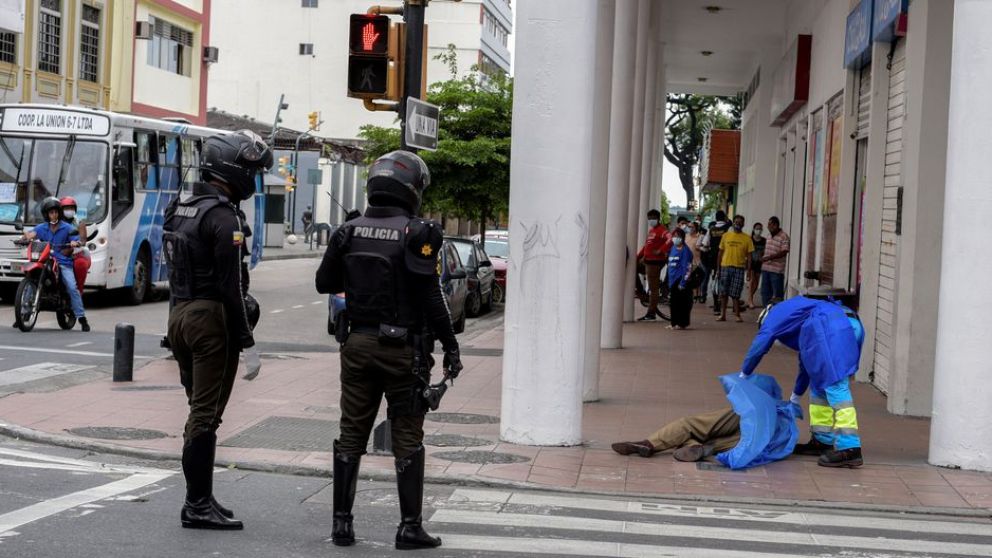 "No retiran a los muertos de sus casas. Los dejan en las veredas, caen frente a hospitales. Nadie los quiere ir a recoger, asegur� la alcaldesa de Guayaquil