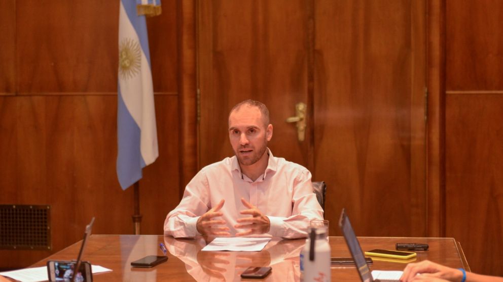 Deuda: el Gobierno acelera los pasos hacia una oferta dura en línea con el recorte propuesto por el FMI