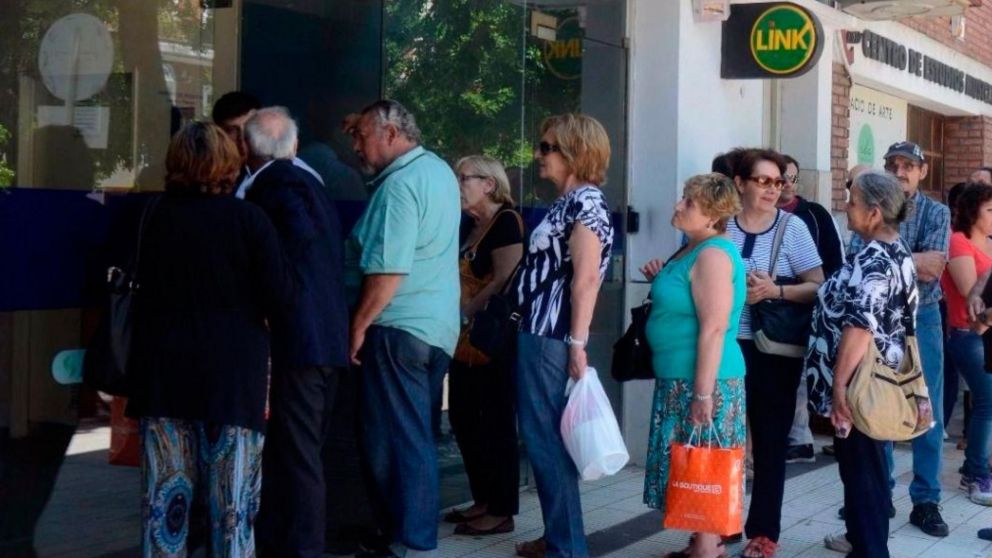 El día de cobro siempre fue una complicación para los bancos, que tendrán que ajustar medidas para cuidar a sus clientes mayores