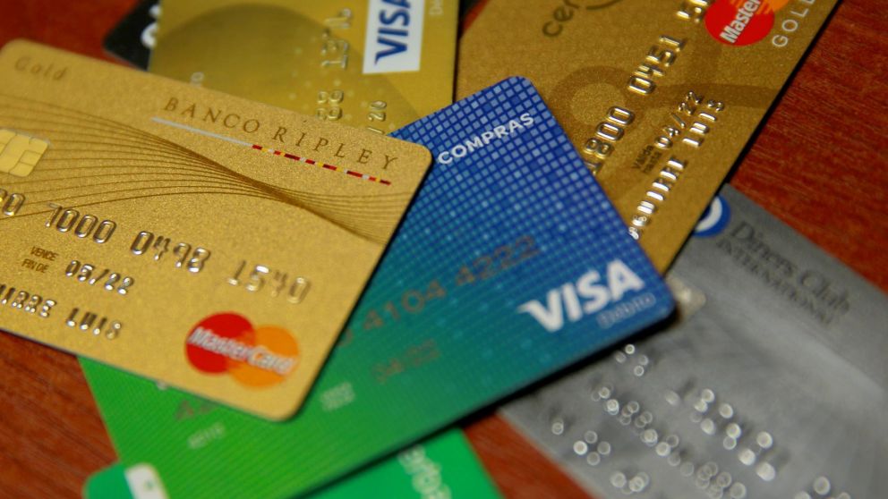 Límites y condiciones a las compras con tarjetas y retiro de efectivo