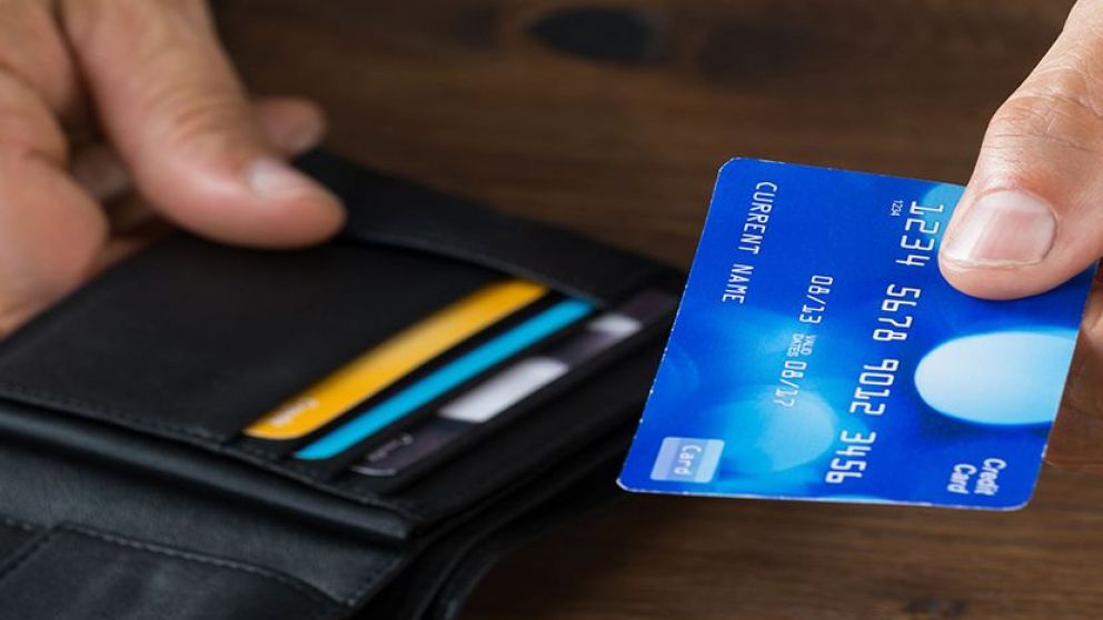 Bancos abrieron líneas telefónicas para entregar tarjetas de débito en los domicilios de los jubilados.