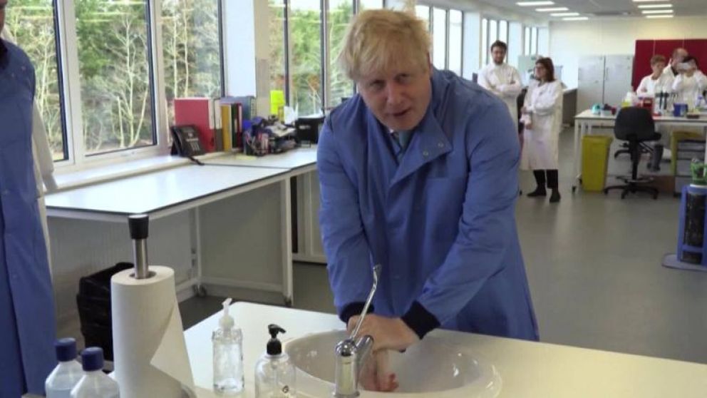 El primer ministro Boris Johnson enfrenta duras críticas por las decisiones que tomó ante la pandemia de coronavirus
