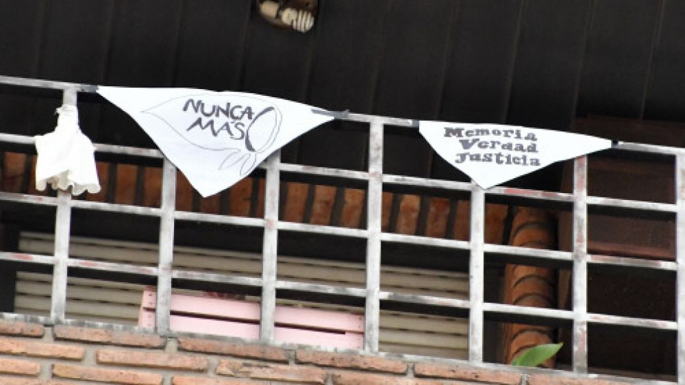 Los pañuelos blancos, protagonistas en los balcones