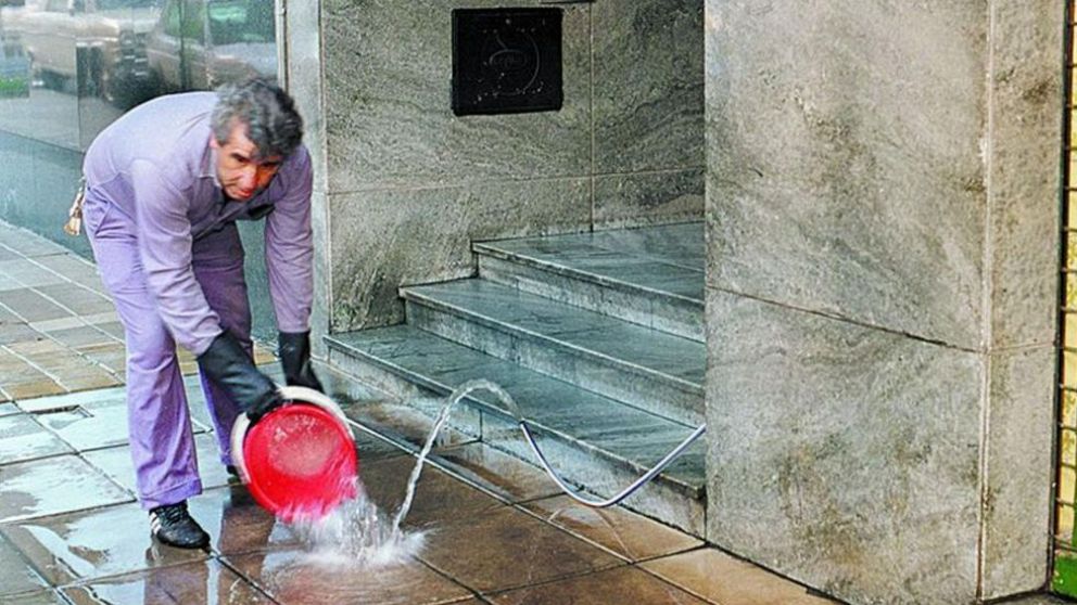 Trabajo pide horario reducido y artículos de higiene para encargados de edificios