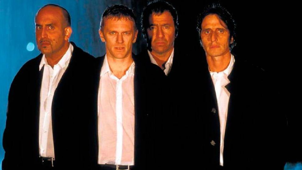 "No salgas de tu casa, sé responsable", el mensaje de Los Simuladores