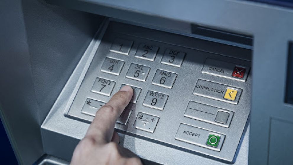 La medida busca disminuir la presencia de personas en las sucursale