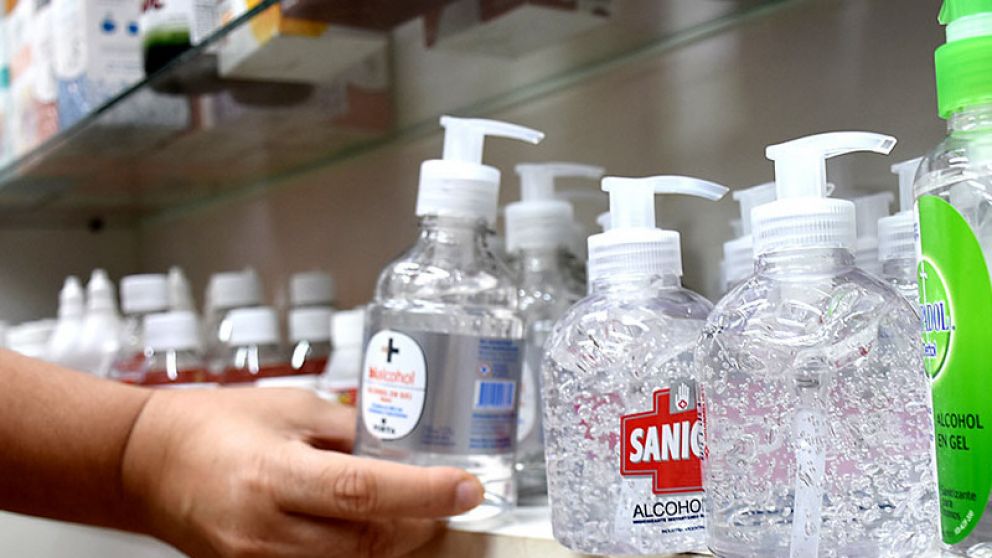 La primera muerte por coronavirus en el país disparó las ventas de todos los productos que previenen el virus