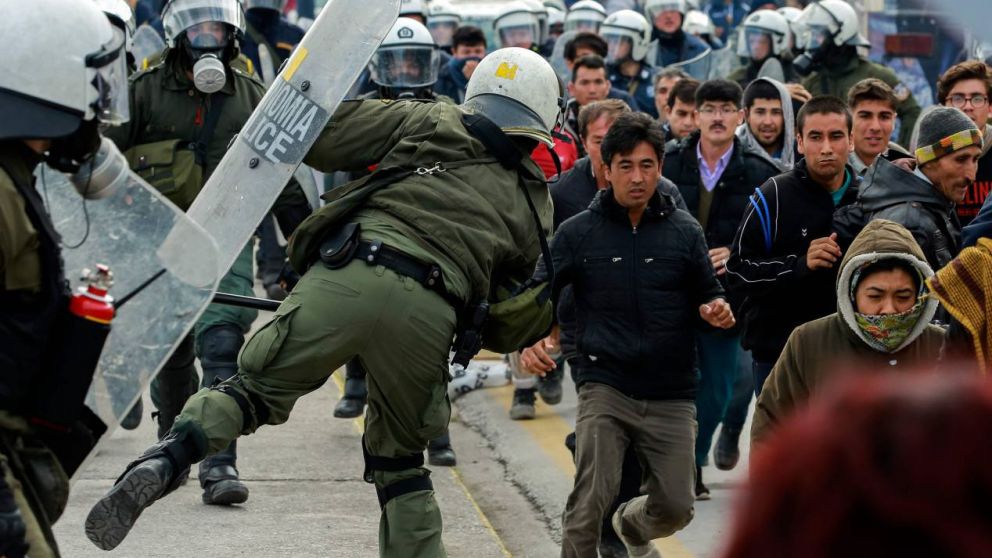 Represión de la policía griega a migrantes ilegales