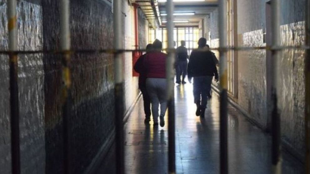 Incluye a los reclusos y a los penitenciarios