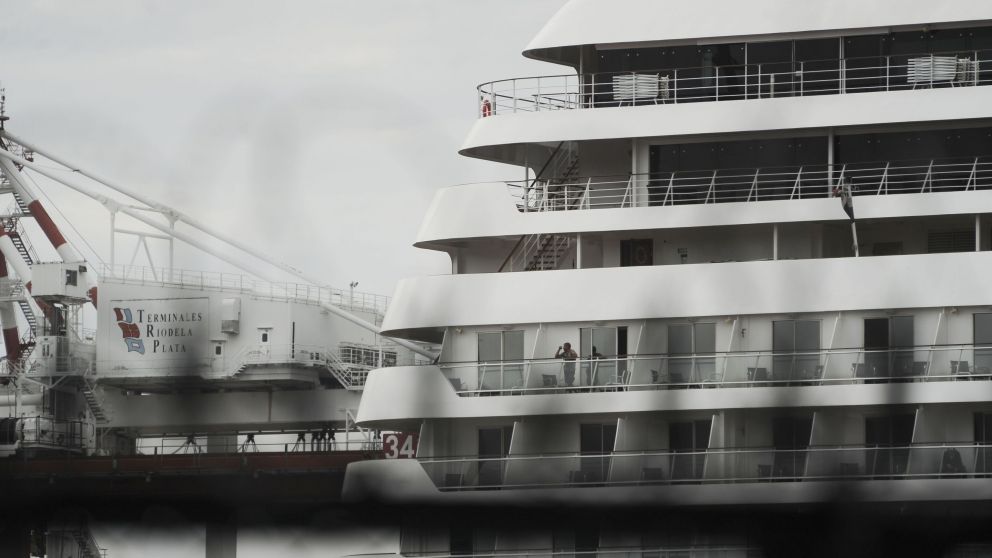 Trasladaba a 2.900 personas que pudieron desembarcar