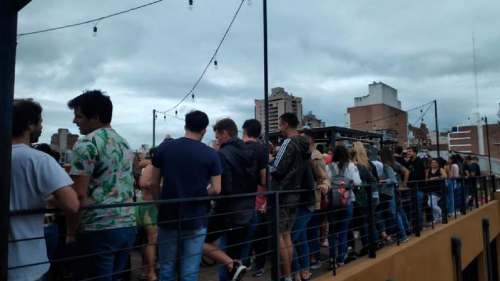 En Córdoba el bar "Cuarto A" fue clausarado despúes de albergar a más de 200 jóvenes en una fiesta universitaria