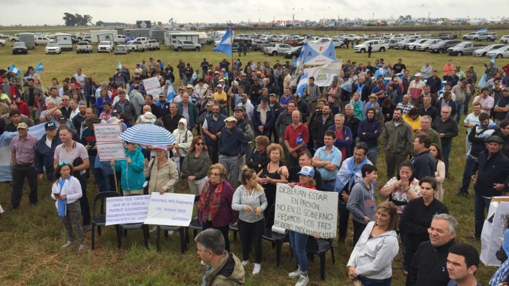 Chacareros autoconvocados amenazan con trasladar la protesta a Buenos Aires
