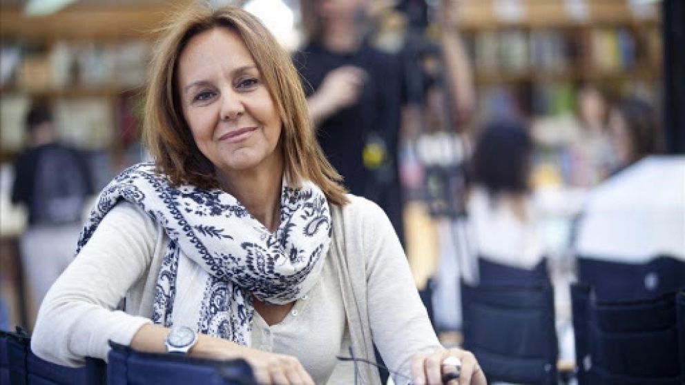 María Dueñas no vendrá al país por el coronavirus