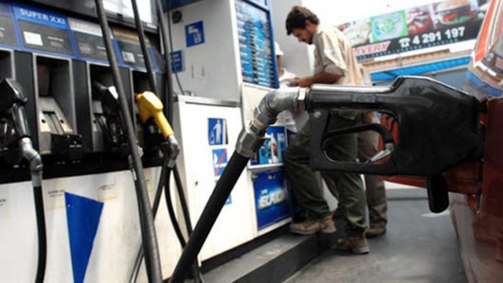 El Gobierno limita la importación de combustible y cita a las petroleras