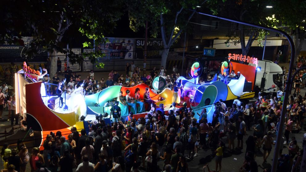 Las calles de Mendoza se vistieron de fiesta en la noche vendimial