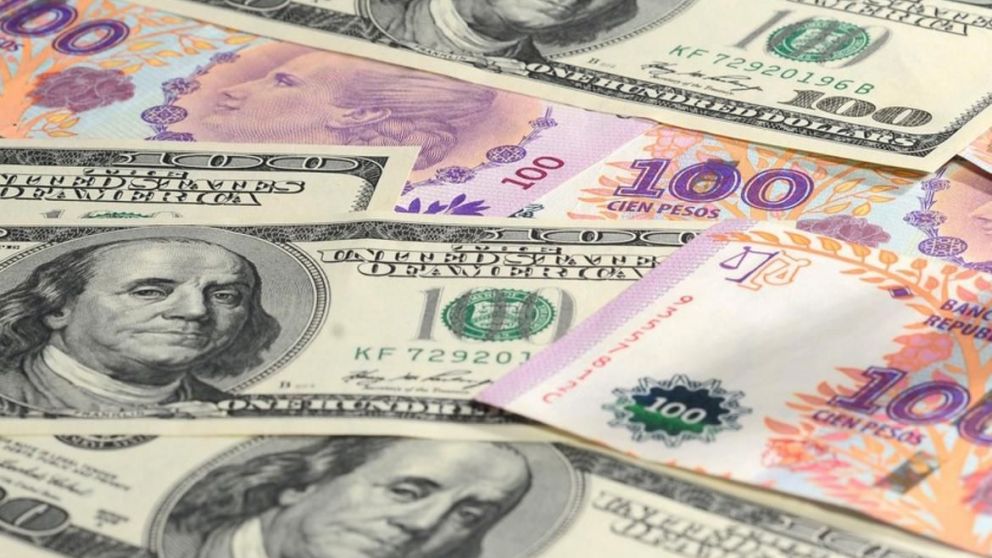 El d�lar trep� 23 centavos y se alej� de la intervenci�n del BCRA