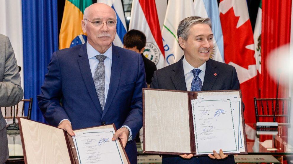 La firma que dio inicio a las reuniones