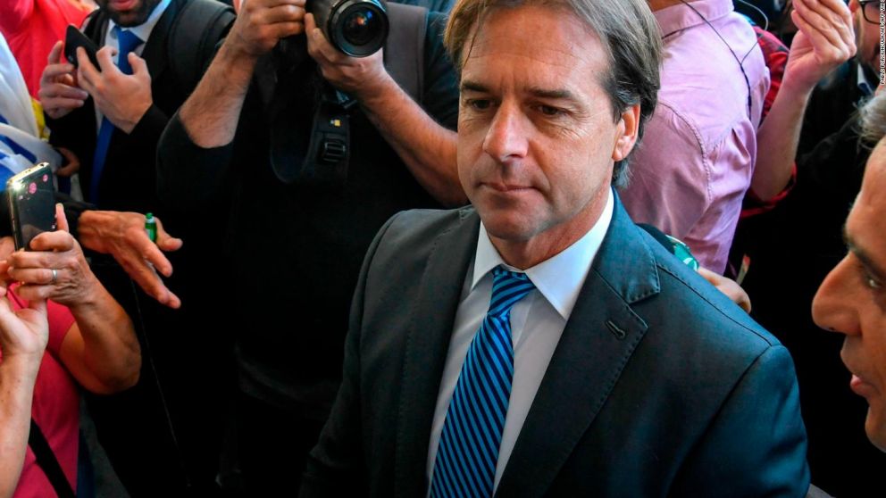 Lacalle Pou prepara un recorte en la plantilla estatal