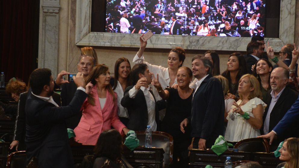 La legisladora salteña Lia Caliva llevó una pila de pañuelos verdes y los compartió