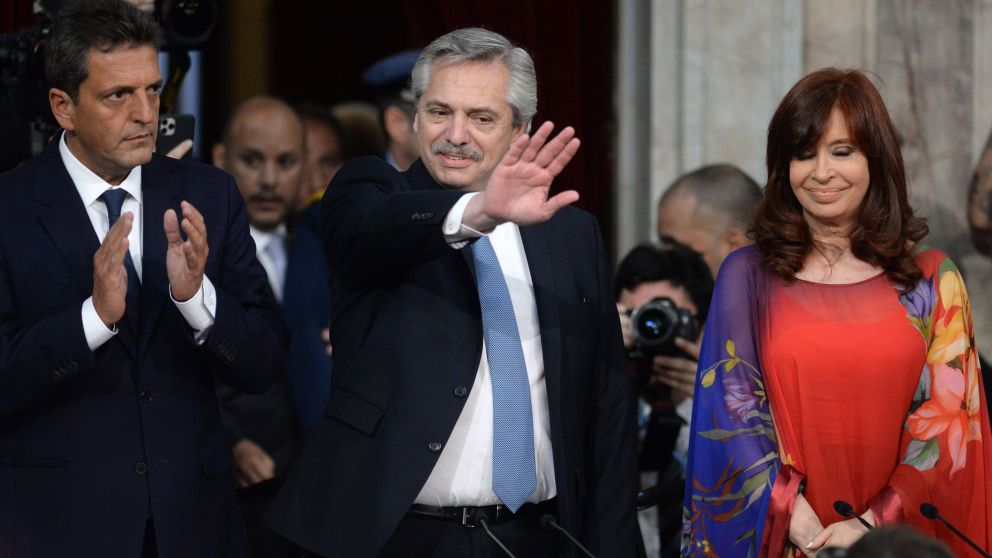 Alberto saluda a la Asamblea Legislativa tras un discurso con su impronta