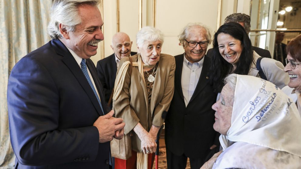 Fernández saluda a Cortiñas; el cruce quedó atrás