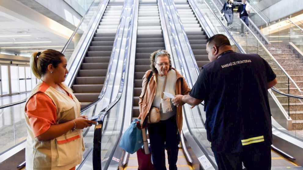 El Ministerio de Salud reparte folletos en aeropuertos