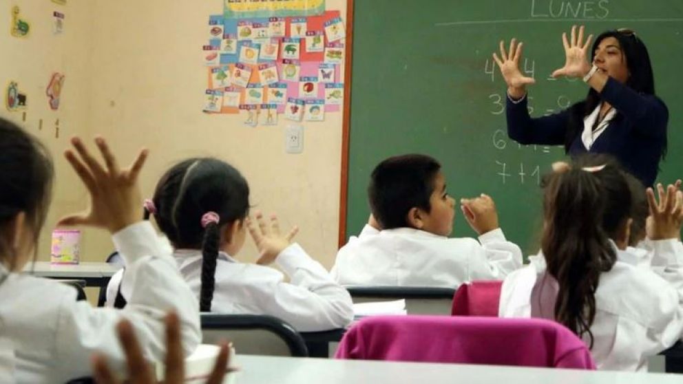 Los docentes cobrarán una suma fija de 4.840 pesos en cuatro cuotas
