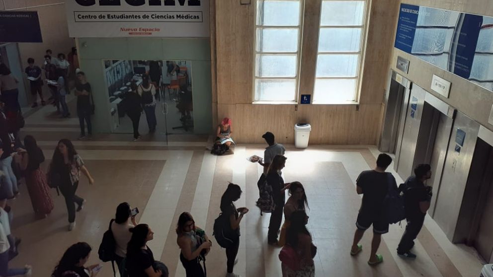 Las filas frente a los pocos ascensores que andan son de más de 40 minutos