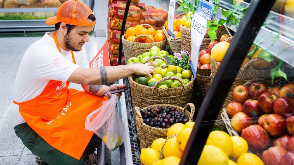 Un empleado de la app se conecta con el cliente que hizo el pedido del súper y le pasa las ofertas