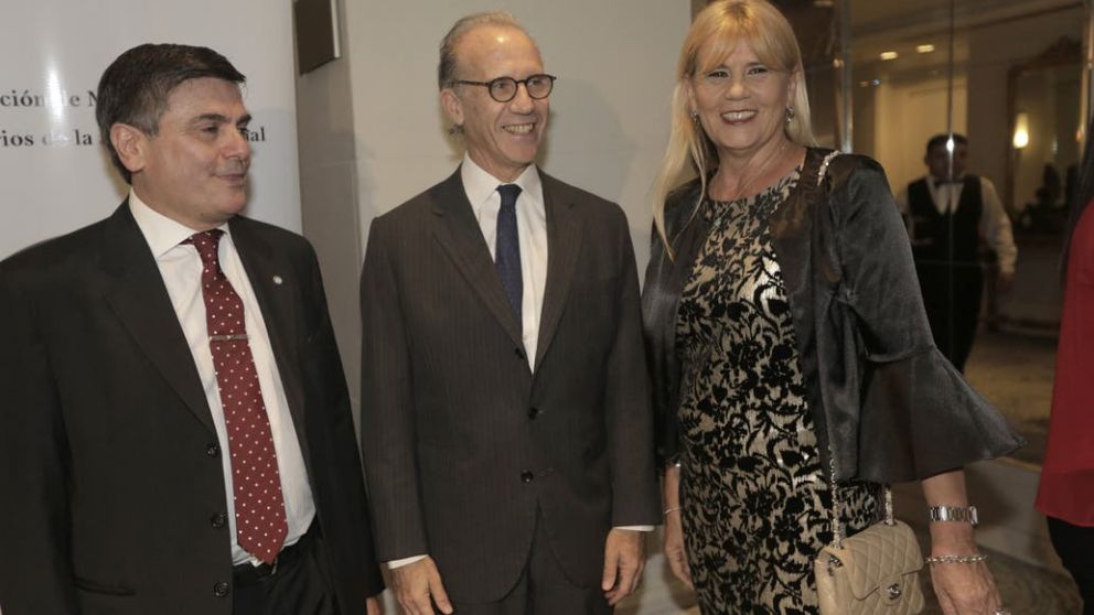 La ministra de Justicia, Marcela Losardo, junto con el presidente de la Corte Suprema, Carlos Rosenkrantz y Gallo Tagle, de Magistrados