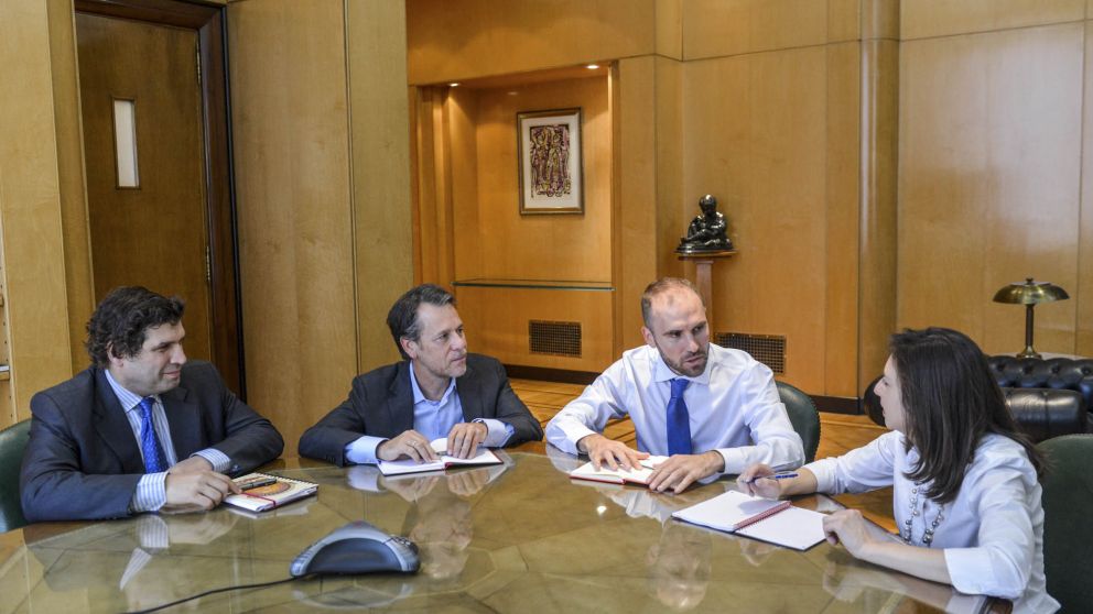 El ministro de Economía saldrá el jueves con destino a Riad