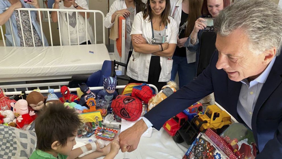 Macri visitó ayer a un niño internado en el hospital Pedro Elizalde