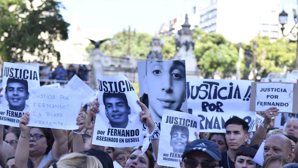 Carteles con la foto del joven y un clamor por justicia
