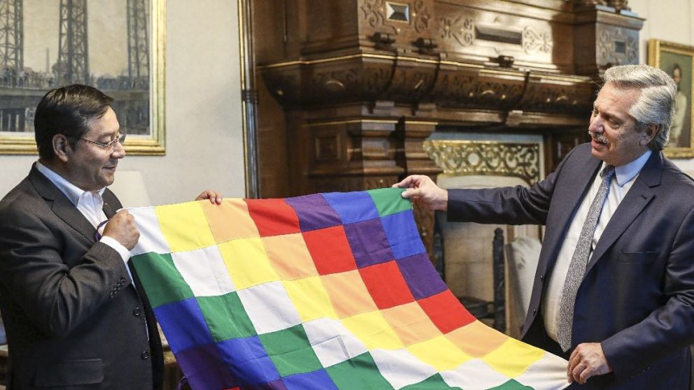 El mandatario argentino y el candidato boliviano sostuvieron la bandera wiphala
