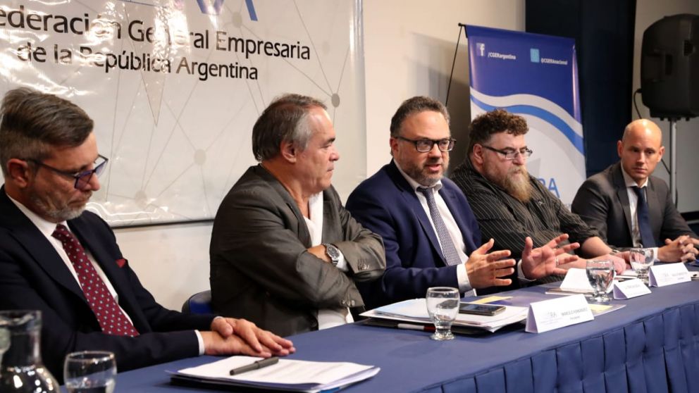 Kulfas y sus funcionarios visitaron las oficinas de CGERA