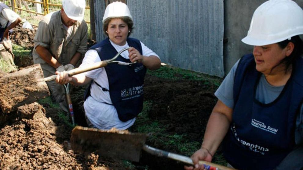 Los beneficiarios de los planes podrían pasar al sector privado con obras públicas de menor escala