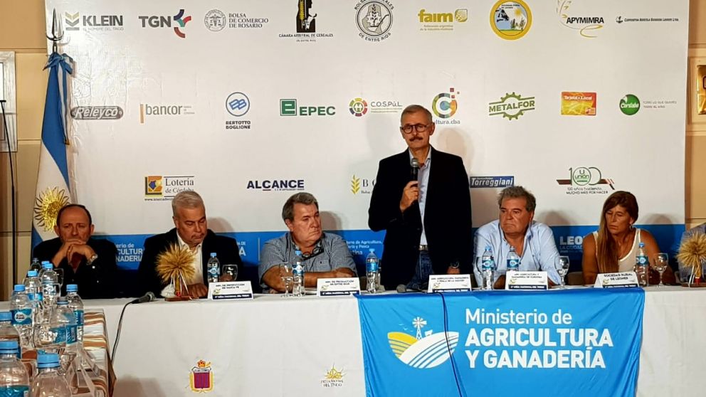 Echazarreta (de pie) en la apertura de la mesa triguera