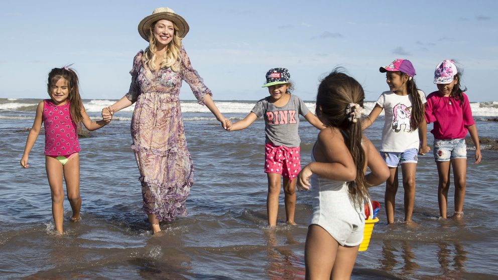 Con vestido largo, al mar